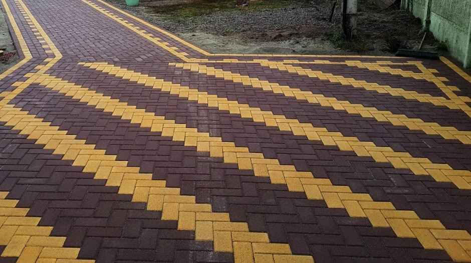 Узор из тротуарной плитки двух цветов фото